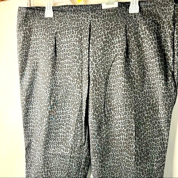 Time and Tru Gray Black Animal Leopard Print Comfort Cropped Pants NWT Plus Sz18 - Picture 3 of 16